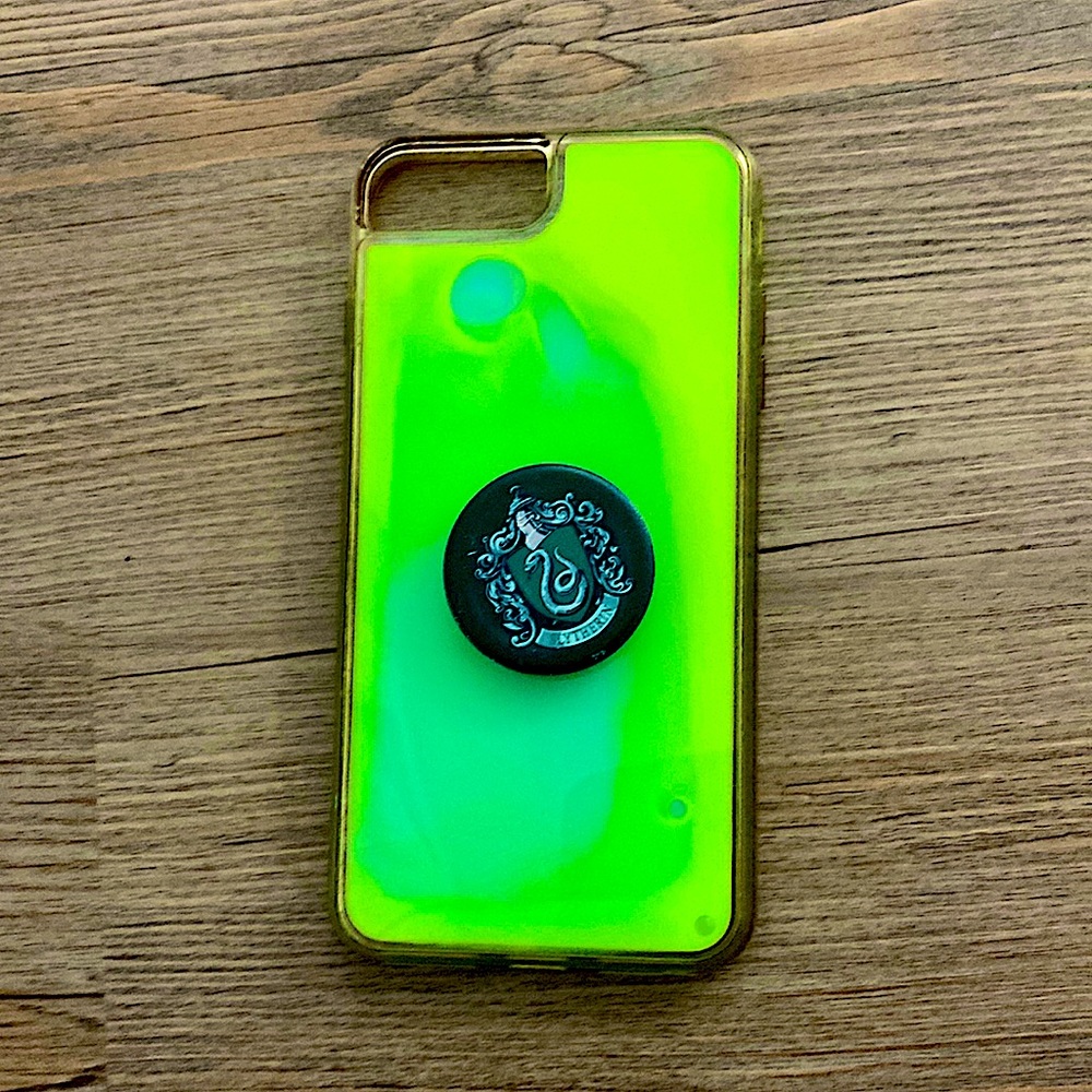 this a glow in the dark phone case,it’s green sand that glows if you show light.
